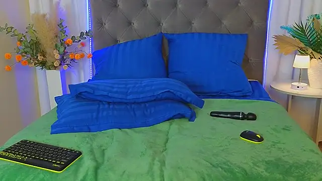 Ariana_Petite: διαδικτυακό σόου στην κάμερα