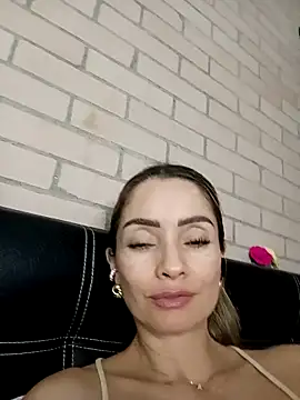 Show modela Loly_Horny na web-kameri