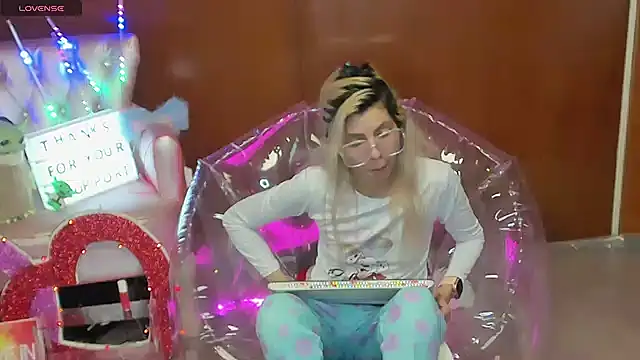 Skinygirl Show in webcam