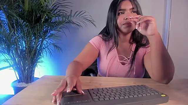 zoe_roux21 Chat XXX in diretta