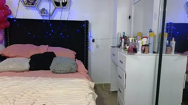 charlotte_077 Adlı Modelin Canlı XXX Sohbeti