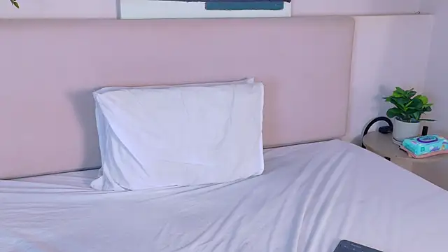 SaraHalls' Live XXX Chat