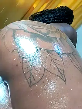 Hugemassivebootie live XXX chat