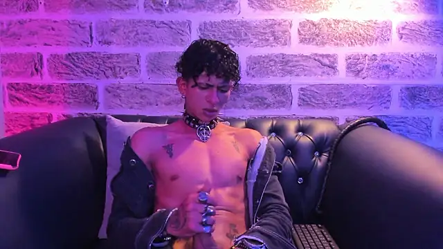 Maximoking26 Show in webcam