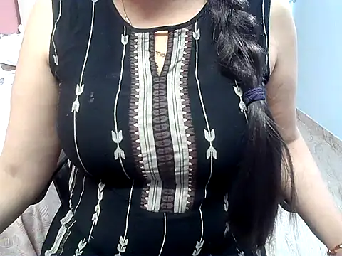 Nagma_housewifen Webbikameraesitys