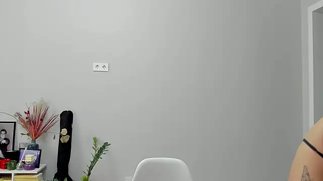 Chat +18 de ailey_chao ao vivo