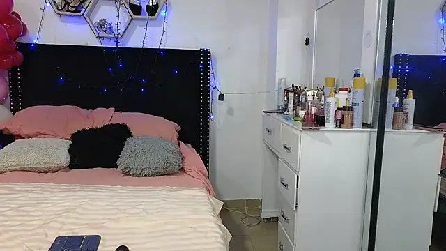 charlotte_077 লাইভ XXX চ্যাট