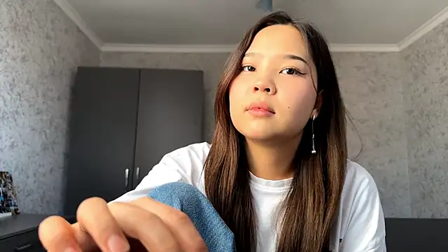 Show modela RegenaLandauer na web-kameri