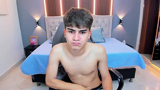 Tommy18__ Chat XXX in diretta