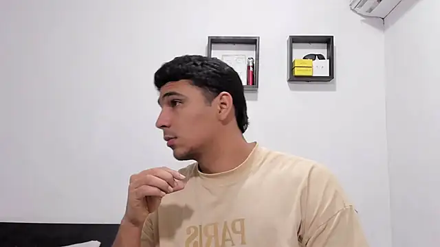 XXX chat uživo modela noah_belami