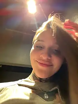 KishaMur: διαδικτυακό σόου στην κάμερα