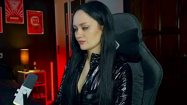 QueenAliss Adlı Modelin Canlı XXX Sohbeti