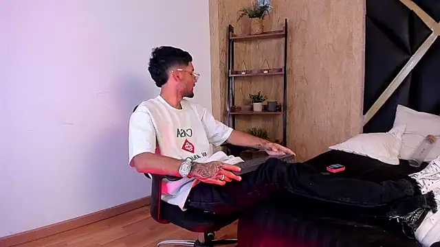 Thiagoferreti's Webcam Show