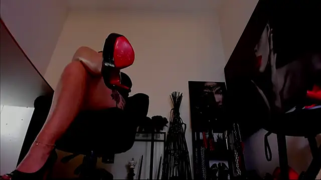 MistressDemi Adlı Modelin Canlı XXX Sohbeti