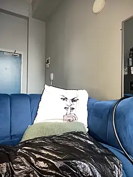 Curveysinaa élő XXX-chatje