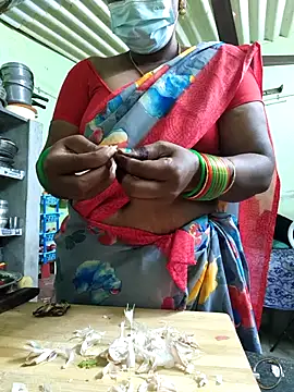 Tamilselviroja- live XXX chat