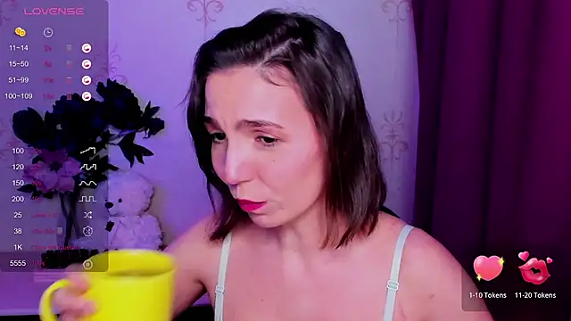 Czat XXX na żywo – KindHazelHere_