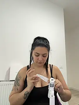 LuciaLoca 现场XXX聊天