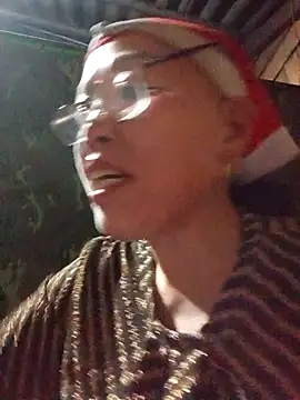 Agnes-baby: διαδικτυακό σόου στην κάμερα