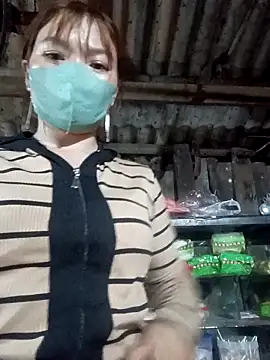 Show modela nat-tri na web-kameri