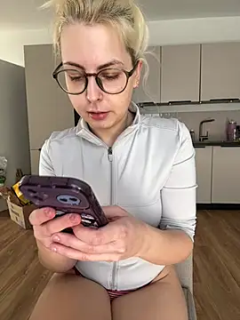 Livewithlucy Adlı Modelin Canlı XXX Sohbeti