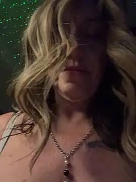 Trophy_Milf 现场XXX聊天