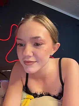 MilaMoone élő XXX-chatje