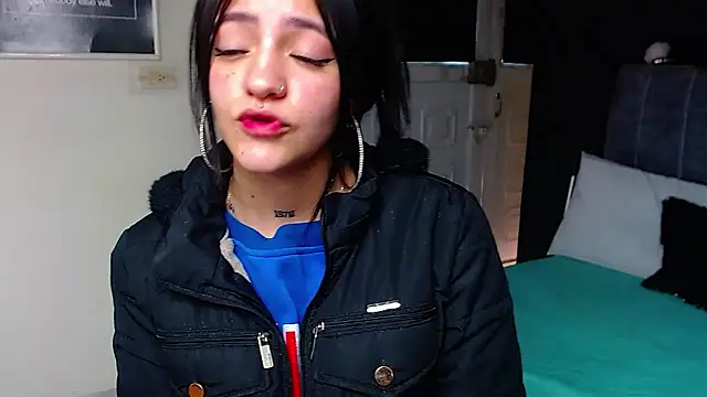 Violettasquirt élő XXX-chatje