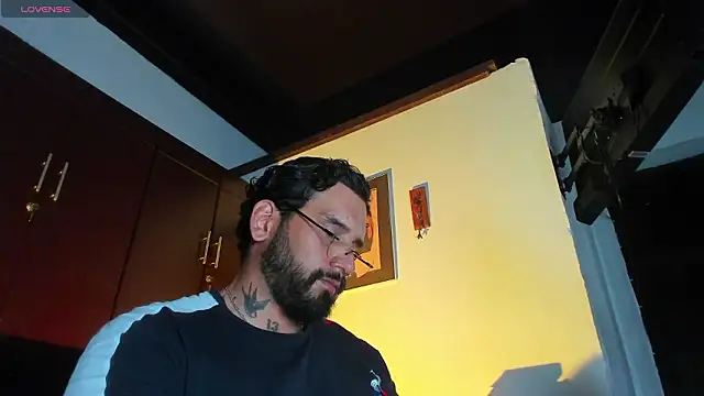 Chatroom XXX en direct de CamiloGray_