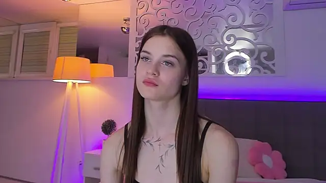 LuisaClover Adlı Modelin Canlı XXX Sohbeti