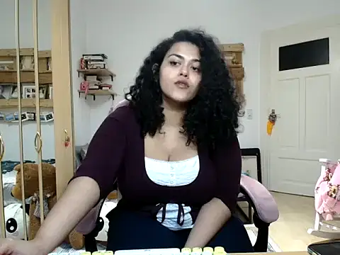 Curvydesifromgermany live XXX chat