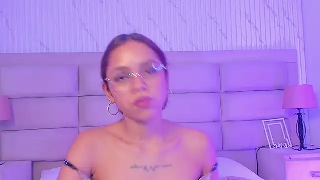 Chat +18 de CarolineFyre ao vivo