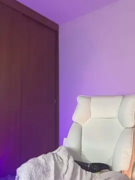 Chat +18 de Silvanna-Moree ao vivo