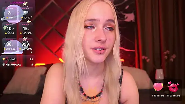 Show modela LilElfie na web-kameri