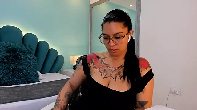 sharlott18's Live XXX Chat