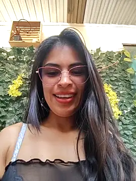 Astrid-- live XXX chat