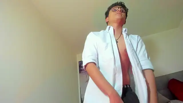 Adonibaskerville4: διαδικτυακό σόου στην κάμερα