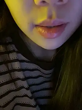 Uyennii02 Show Webcam