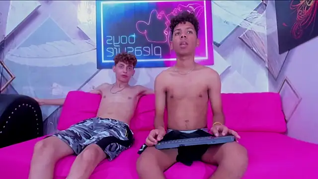 Spicy_guys Adlı Modelin Canlı XXX Sohbeti