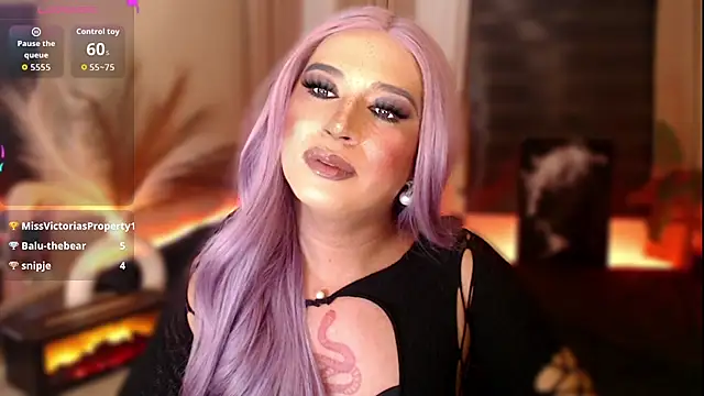 mslilly_croft: διαδικτυακό σόου στην κάμερα