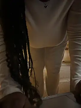 nanaisbackk: онлайн-секс-чат