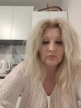 Divineblond élő XXX-chatje