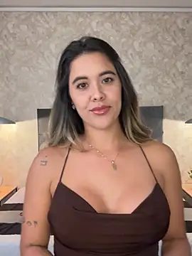 Emilia_Bakerr Adlı Modelin Canlı XXX Sohbeti