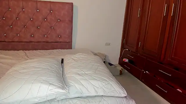 king_lovely_hornyy Adlı Modelin Canlı XXX Sohbeti