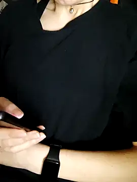 Aashikalaa Adlı Modelin Canlı XXX Sohbeti