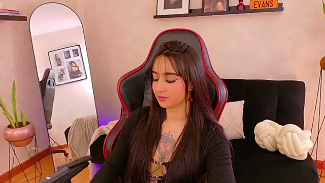 EmmyEvans1's Live XXX Chat