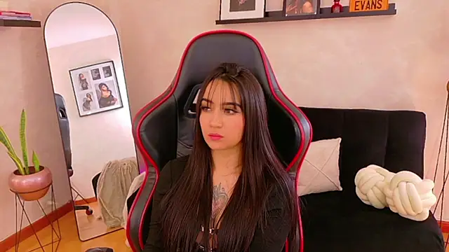 EmmyEvans1 Adlı Modelin Canlı XXX Sohbeti