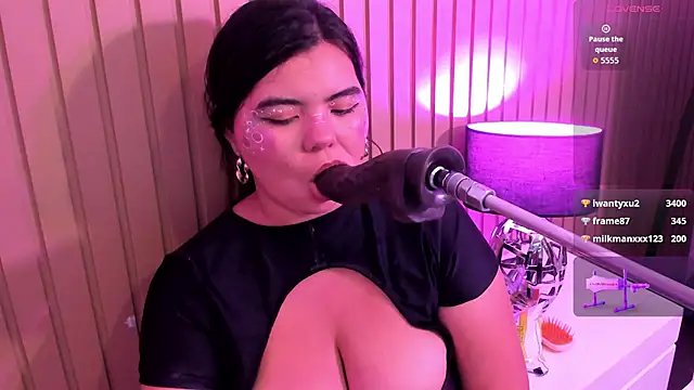 klhoe_boobs' Live XXX Chat