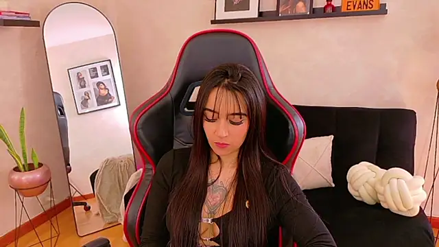 EmmyEvans1のライブXXXチャット