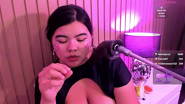 klhoe_boobs' Live XXX Chat